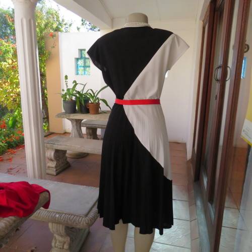 Fabulouse black/white colour blocked 1970 vintage dress by EXCELSIOR size 34.Pleated skirt.Very good