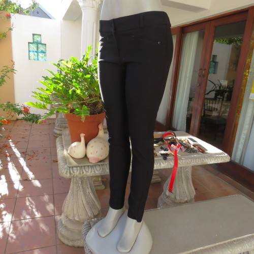 Perfect fit black rayon/nylon stretch skinny pants from OASIS size 34/10. Two front dummies. New