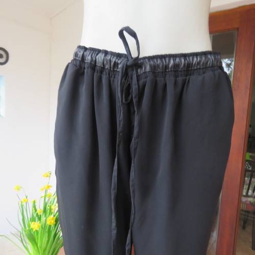 Unique soft polyester pants with elasticated waist/leg cuffs and drawstring. Side pockets.Size 40