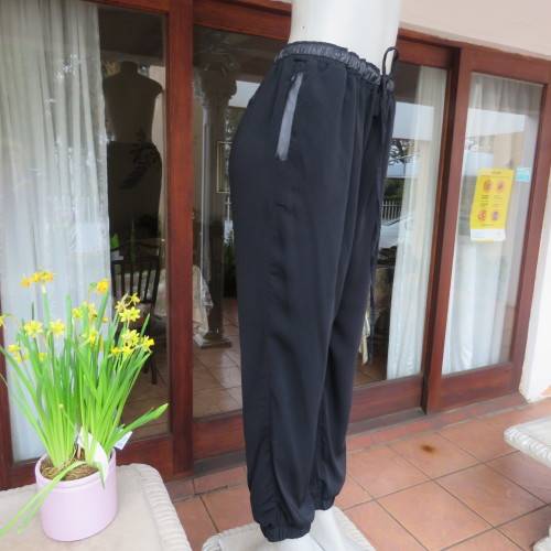 Unique soft polyester pants with elasticated waist/leg cuffs and drawstring. Side pockets.Size 40