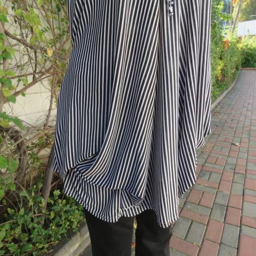 Silky long black/white vertical stretch sexy sleeveless top. Size 38 by LA LIDA. Unique front inlays