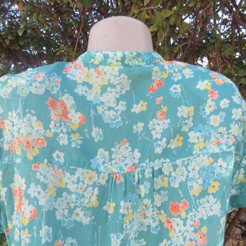 Cool summer 100% cotton turquoise top yellow/orange daisies. By PROMOD France. Size 38/14.As new
