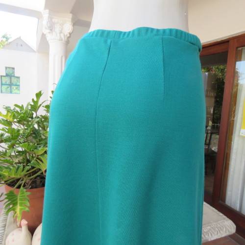 As new A-Line jade skirt in jersey fabric. Elasticated waist. By DELSWA Essentials in size 38/14