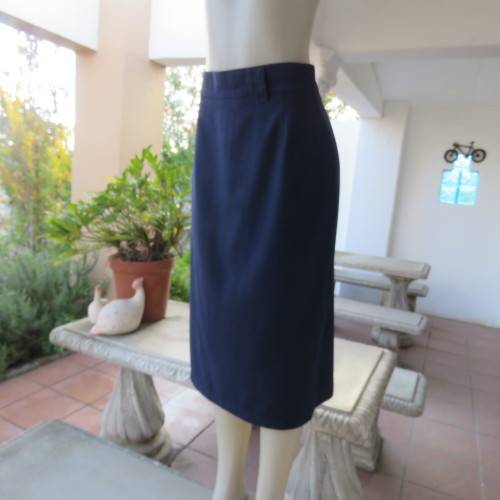 Vintage navy polycotton pencil skirt size 38/14. Perfect fit! Zip and slit at back. 2 button closure