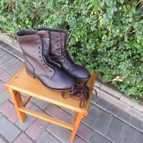 Pair SADF brown genuine leather army boots by BAGSHAW size 9. Army size 277M. Issued 2002.As new