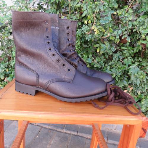 Pair SADF brown genuine leather army boots by BAGSHAW size 9. Army size 277M. Issued 2002.As new