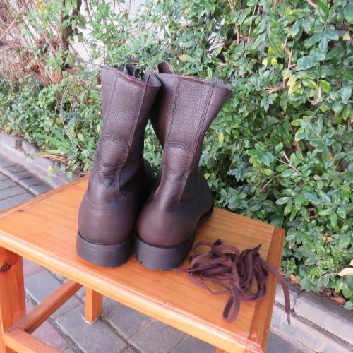 Pair SADF brown genuine leather army boots by BAGSHAW size 9. Army size 277M. Issued 2002.As new