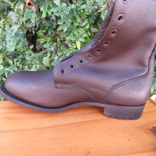 Pair SADF brown genuine leather army boots by BAGSHAW size 9. Army size 277M. Issued 2002.As new