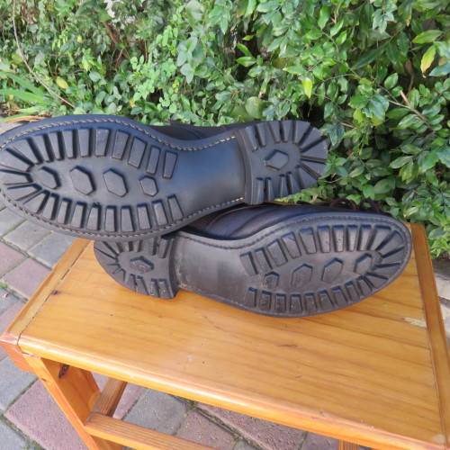 Pair SADF brown genuine leather army boots by BAGSHAW size 9. Army size 277M. Issued 2002.As new