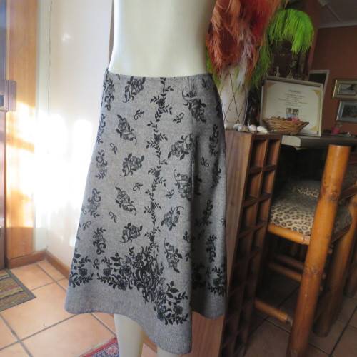 Well cut bandless paneled skirt in mottled grey with velvet floral patterns.Size 38/14.New condition