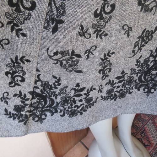 Well cut bandless paneled skirt in mottled grey with velvet floral patterns.Size 38/14.New condition