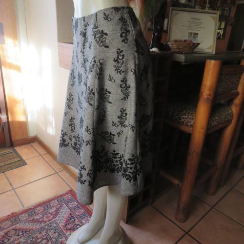 Well cut bandless paneled skirt in mottled grey with velvet floral patterns.Size 38/14.New condition