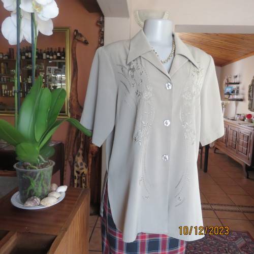 Stunning avo green richly embroidered silky polyester short sleeve top.By TUNG TAI size 40.As new.