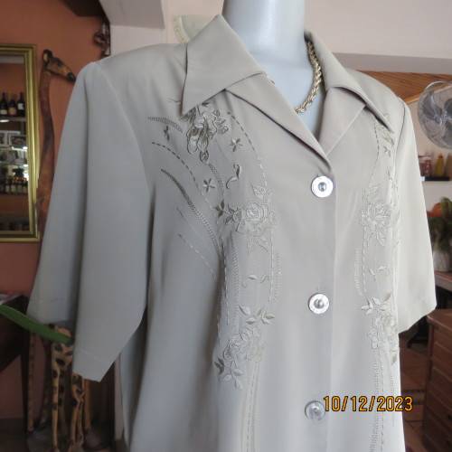 Stunning avo green richly embroidered silky polyester short sleeve top.By TUNG TAI size 40.As new.