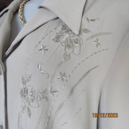 Stunning avo green richly embroidered silky polyester short sleeve top.By TUNG TAI size 40.As new.