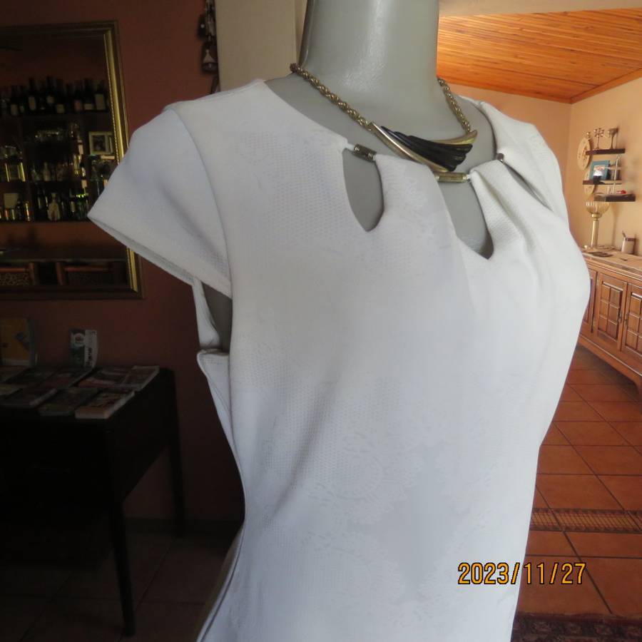 Up the luxe in this white baroque patterned sleek stretch polyester dress by TRUWORTHS.36.New cond.
