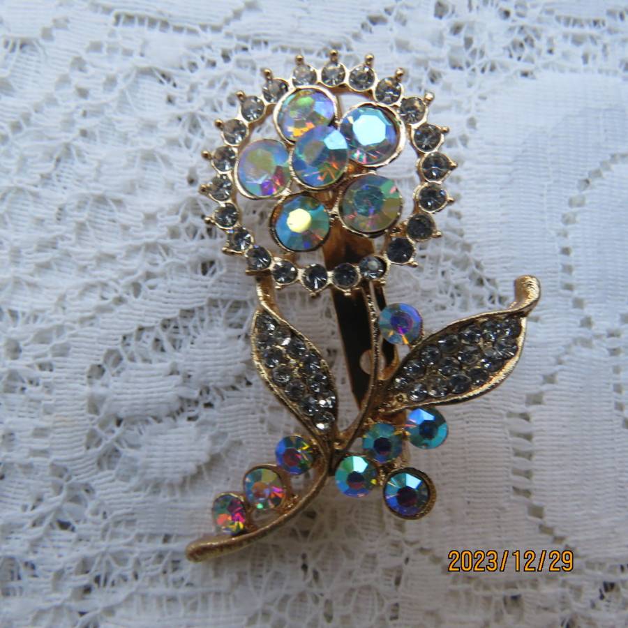 Stunning gold colour new floral design brooch with imitation crystal/diamond stones. Length 5.5cm.