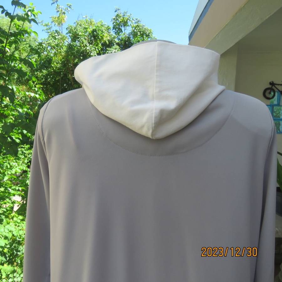 Fashion silver grey open coat in silver grey stretch poly with white hood. By BOU JELOUD size 34.