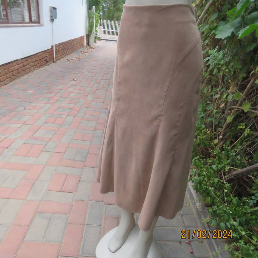Fabulous light brown suede look 100% stretch polyester ankle length trumpet skirt.Size 36 SENSATIONS