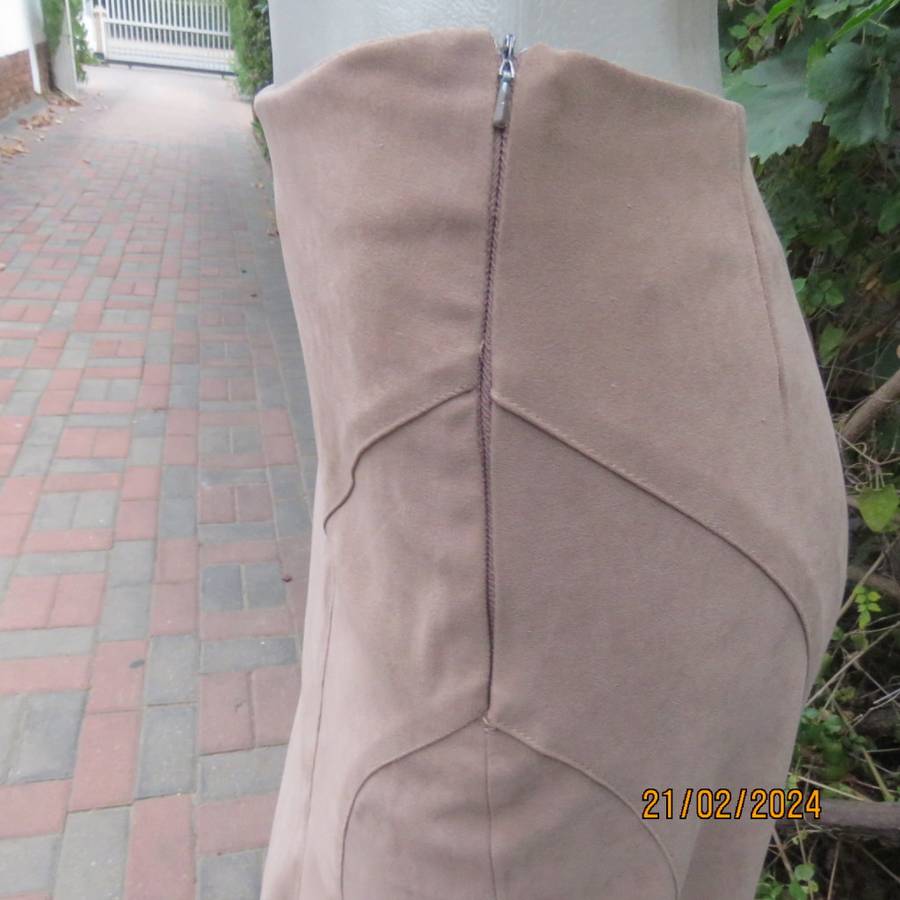 Fabulous light brown suede look 100% stretch polyester ankle length trumpet skirt.Size 36 SENSATIONS