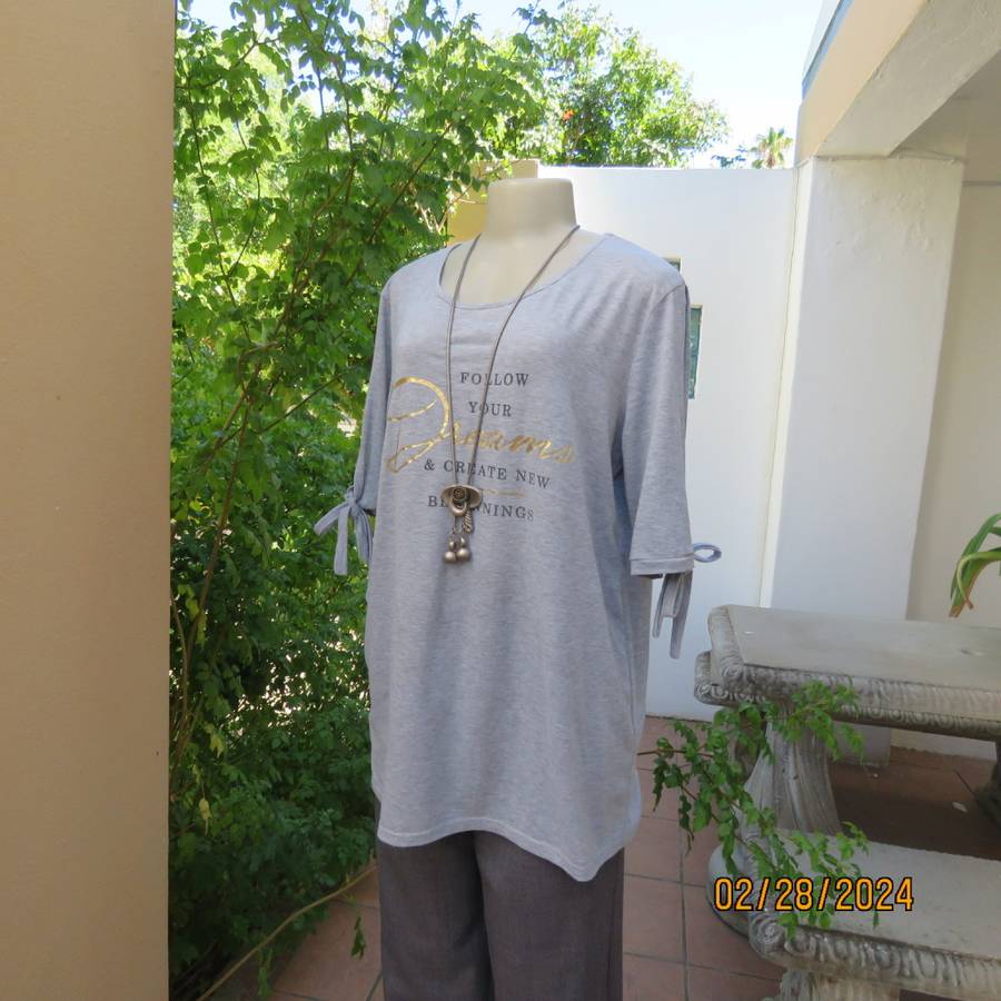 Oversized size 38 silvergrey open shoulder T Shirt. Gold/black logo. Tiestring on sleeve hems.