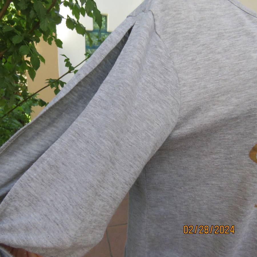 Oversized size 38 silvergrey open shoulder T Shirt. Gold/black logo. Tiestring on sleeve hems.