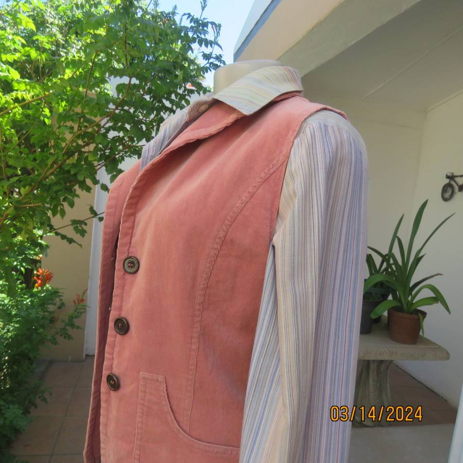 Corduroy stretch cotton styled salmon oink sleeveless waistcoat. Open collar. 2 pockets.Size 34/10