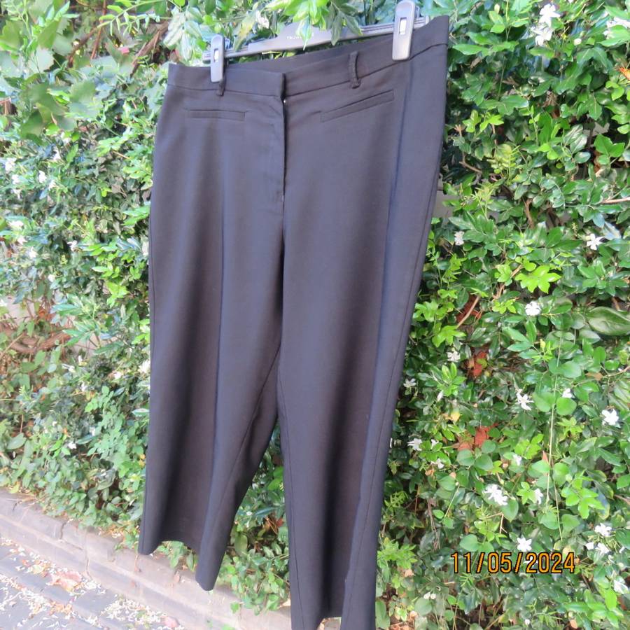 Very black smart PENNY C cropped pants size 42. Dummy pockts. Polyester stretch. As new