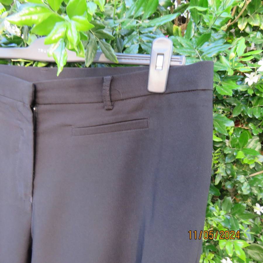 Very black smart PENNY C cropped pants size 42. Dummy pockts. Polyester stretch. As new