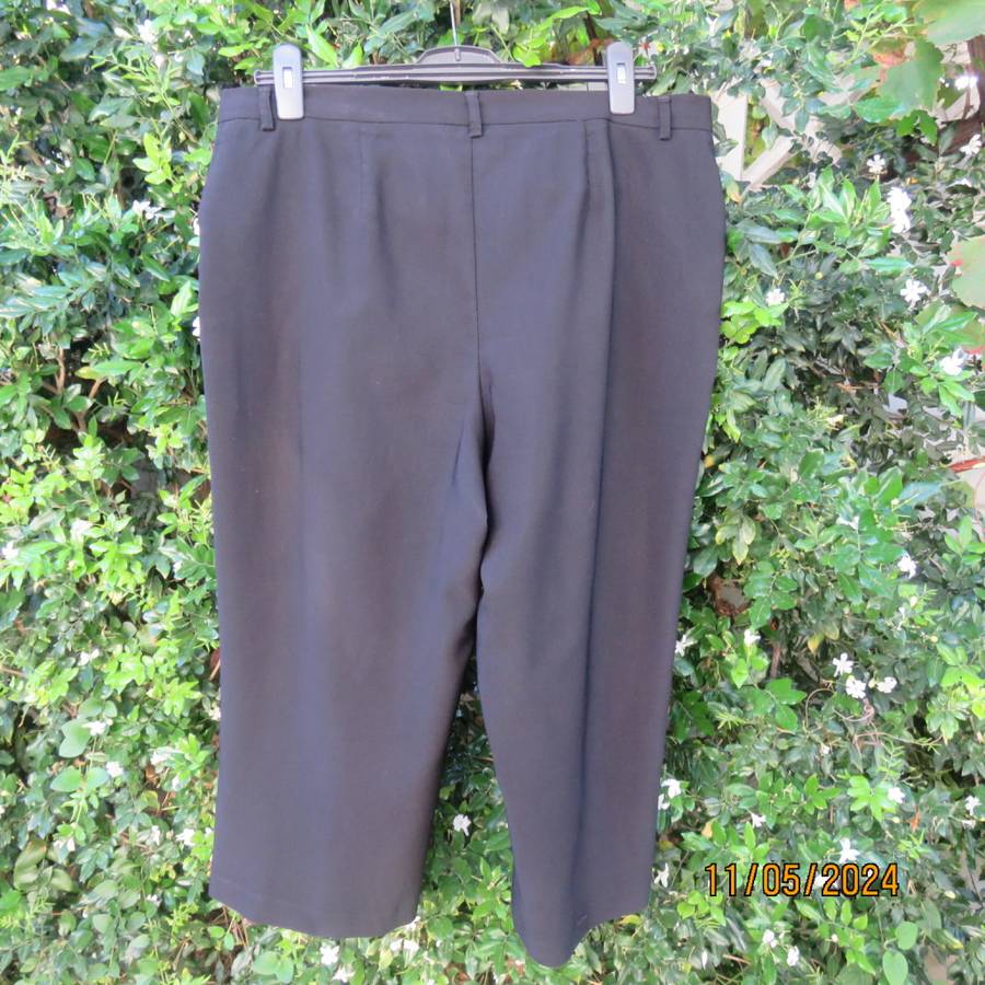 Very black smart PENNY C cropped pants size 42. Dummy pockts. Polyester stretch. As new