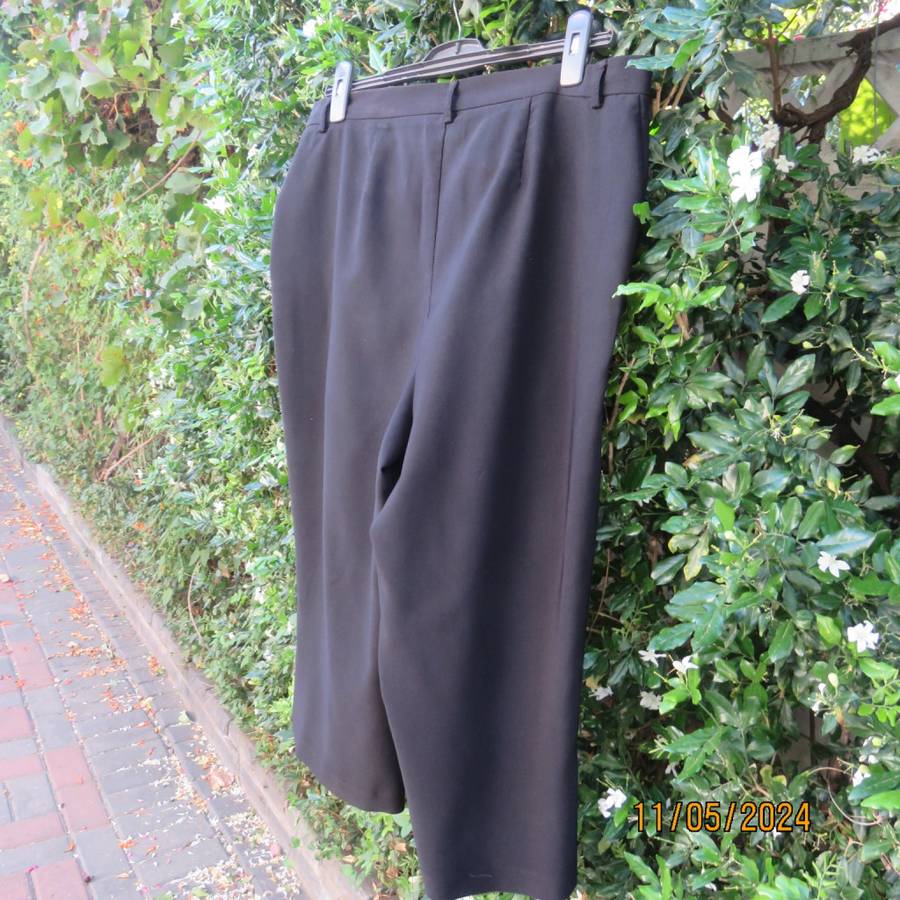Very black smart PENNY C cropped pants size 42. Dummy pockts. Polyester stretch. As new