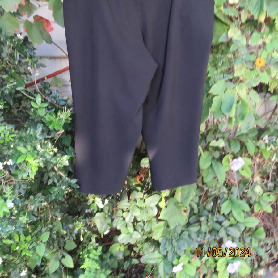 Very black smart PENNY C cropped pants size 42. Dummy pockts. Polyester stretch. As new