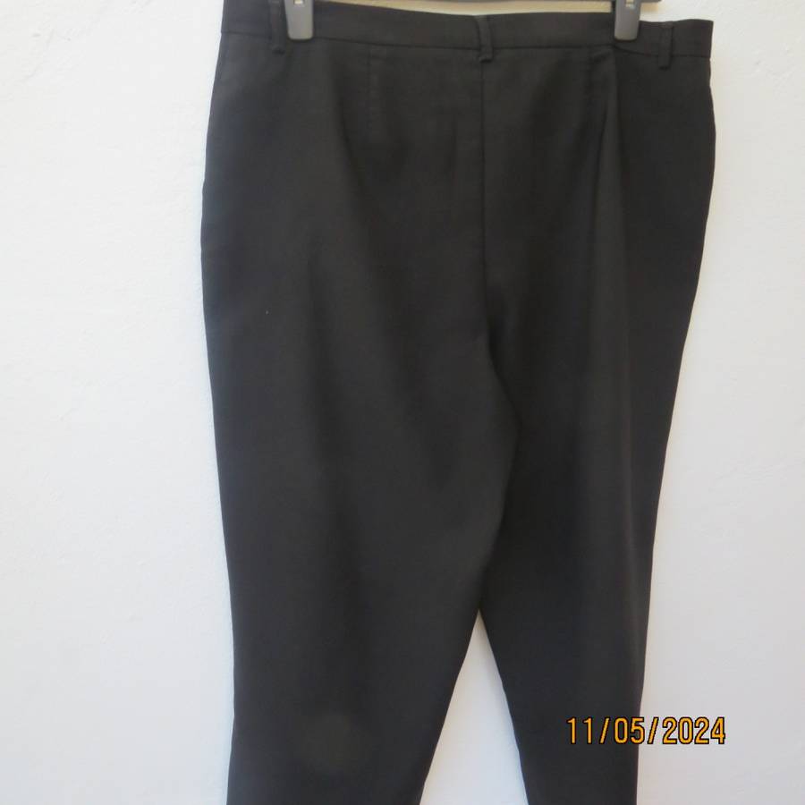 Very black smart PENNY C cropped pants size 42. Dummy pockts. Polyester stretch. As new
