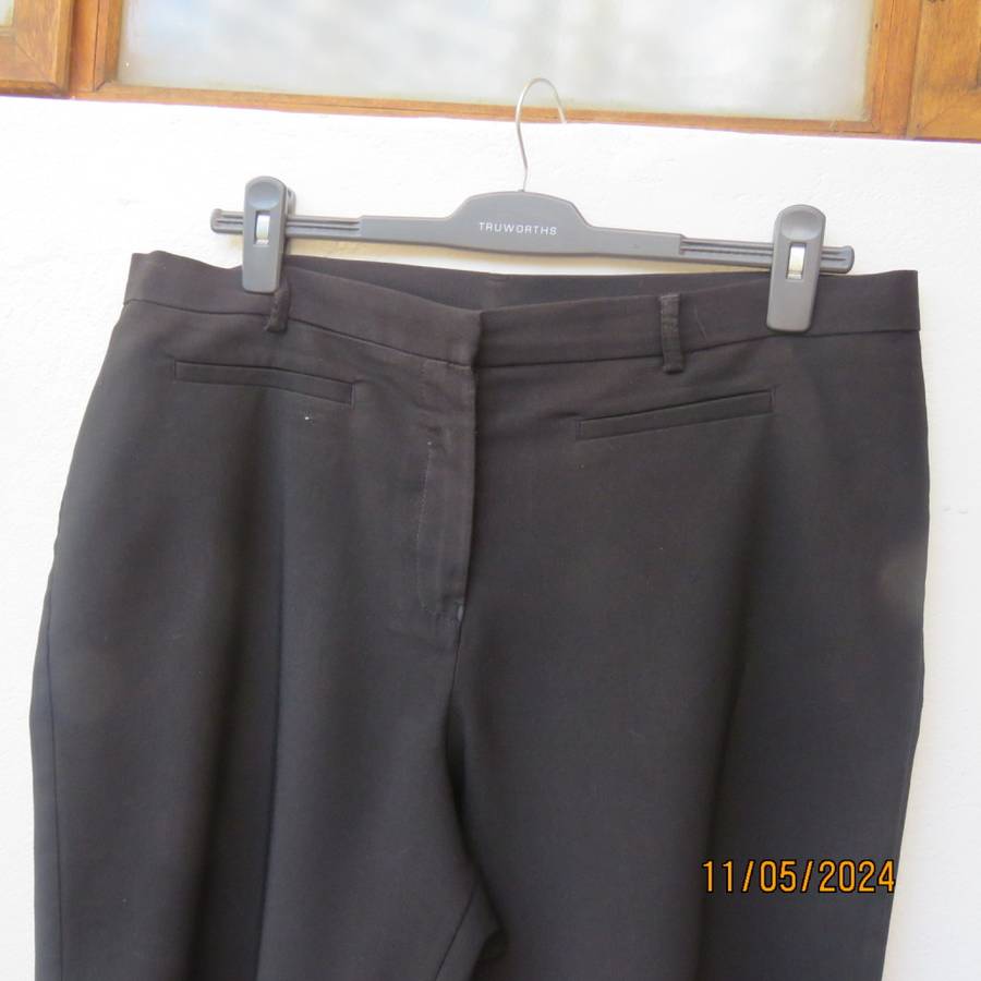 Very black smart PENNY C cropped pants size 42. Dummy pockts. Polyester stretch. As new