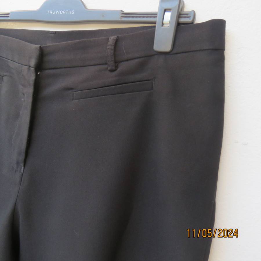 Very black smart PENNY C cropped pants size 42. Dummy pockts. Polyester stretch. As new
