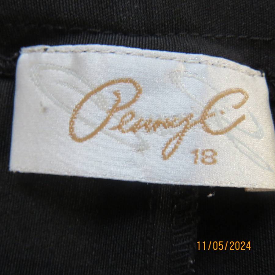 Very black smart PENNY C cropped pants size 42. Dummy pockts. Polyester stretch. As new