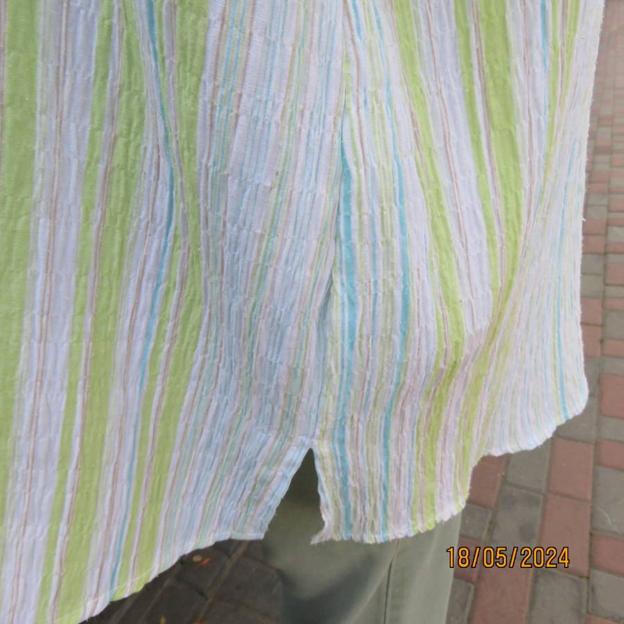 Go for effortless style in this crinkled polycotton floral picture top by RENE TAYLOR size 50.