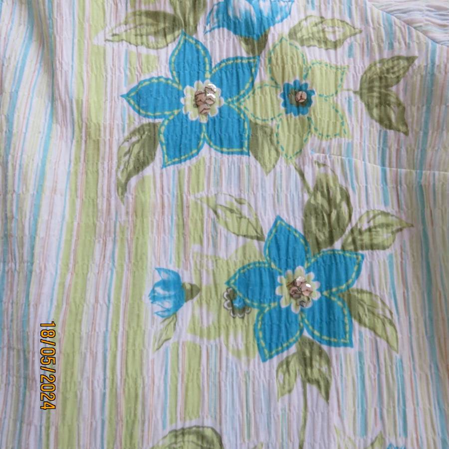 Go for effortless style in this crinkled polycotton floral picture top by RENE TAYLOR size 50.