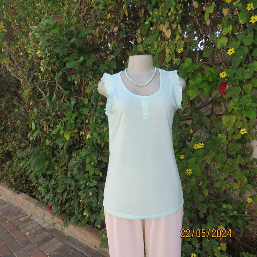 Pajama top in celeste turquoise. Frilled armholes. Size 34 by BE YOURSELF. In polycotton. Brand new