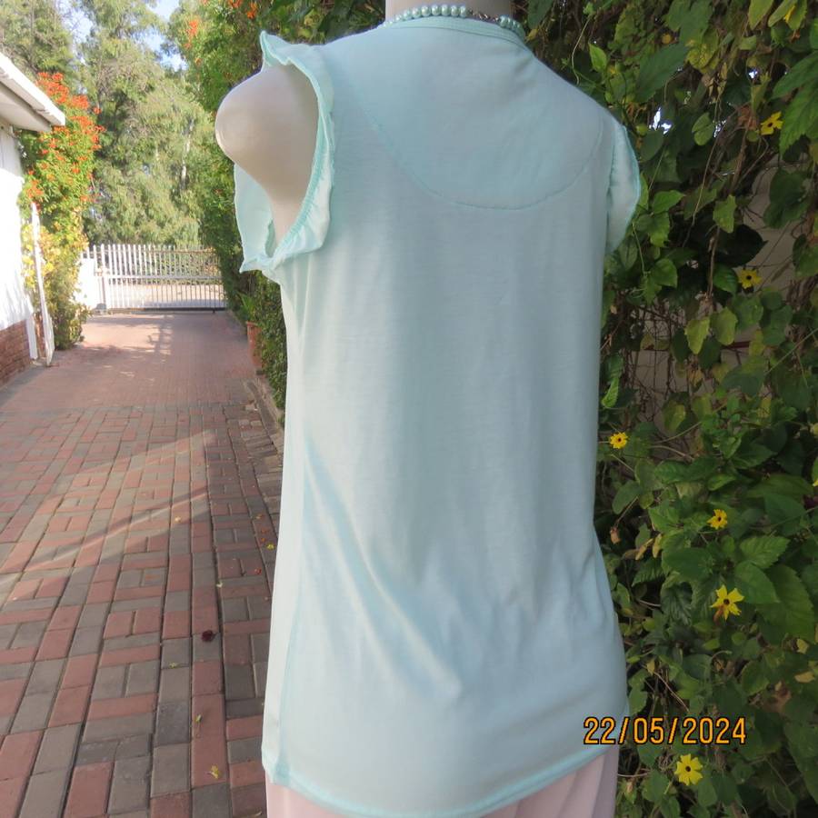 Pajama top in celeste turquoise. Frilled armholes. Size 34 by BE YOURSELF. In polycotton. Brand new
