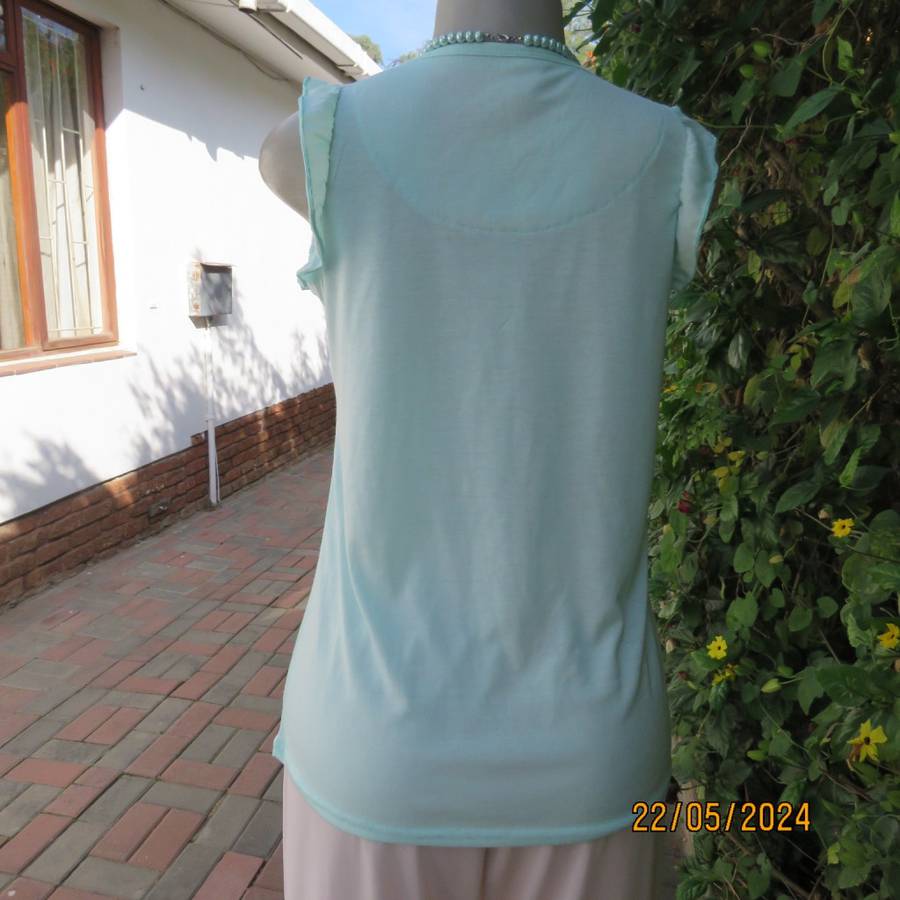 Pajama top in celeste turquoise. Frilled armholes. Size 34 by BE YOURSELF. In polycotton. Brand new