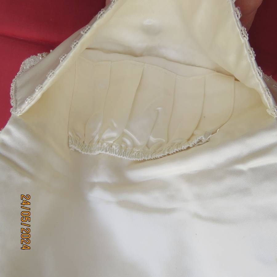 Beautiful white richly embellished evening envelope bag 22cm x 12cm. White satin. As new.