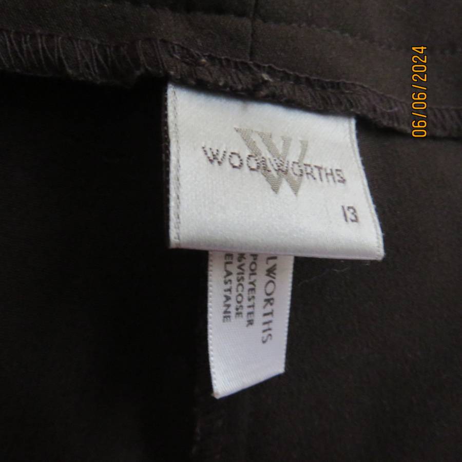 Dark choc brown straight leg dress pants in poly/viscose stretch. Size 40 by WOOLWORTHS. New cond.