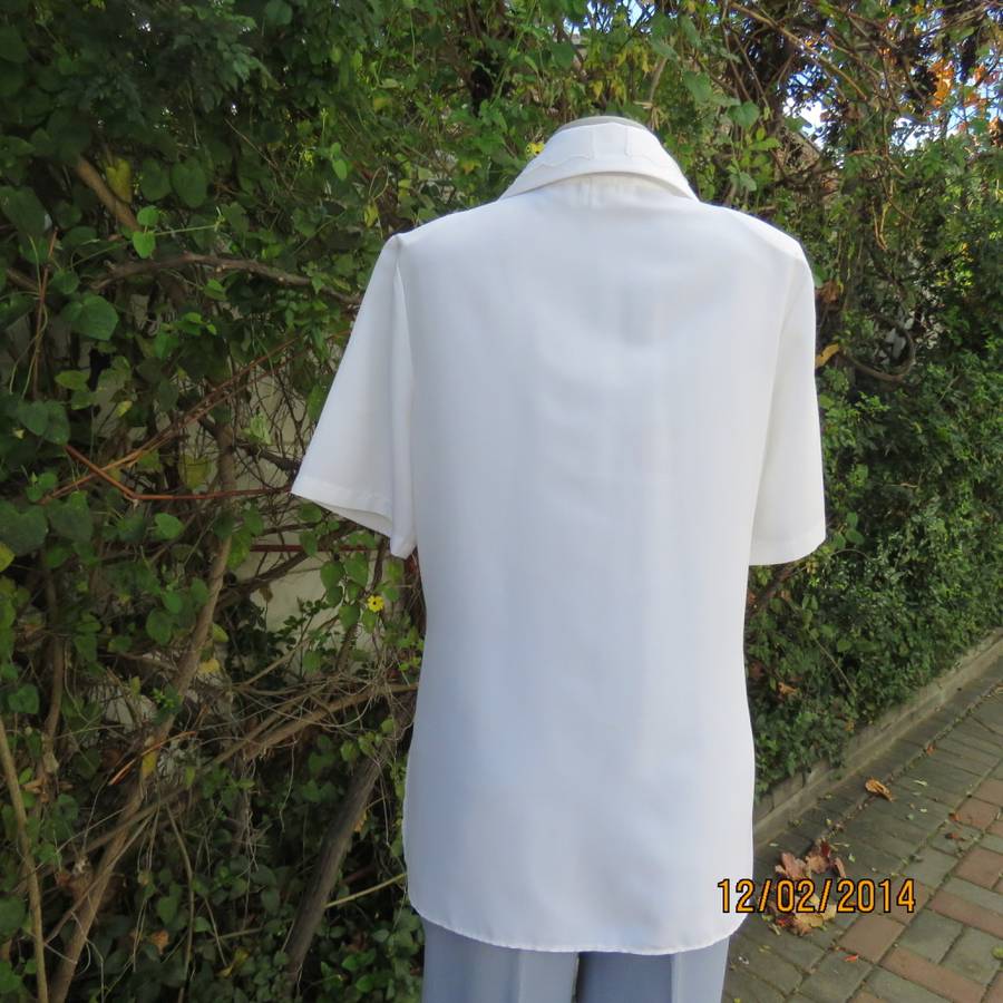 Up the luxe with this white button down top. Stunning collar with emb. organza layer.Size 40.As new