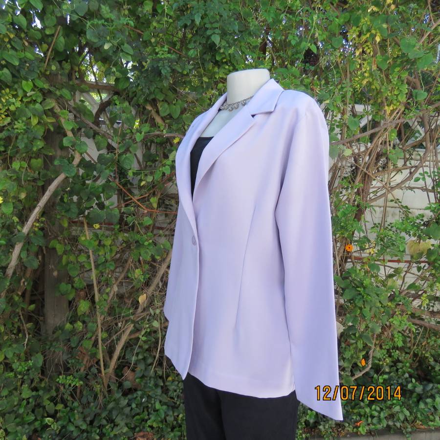 Elegant tailored lilac one button long sleeve polyester jacket. By SMILEY size 38. New condition.