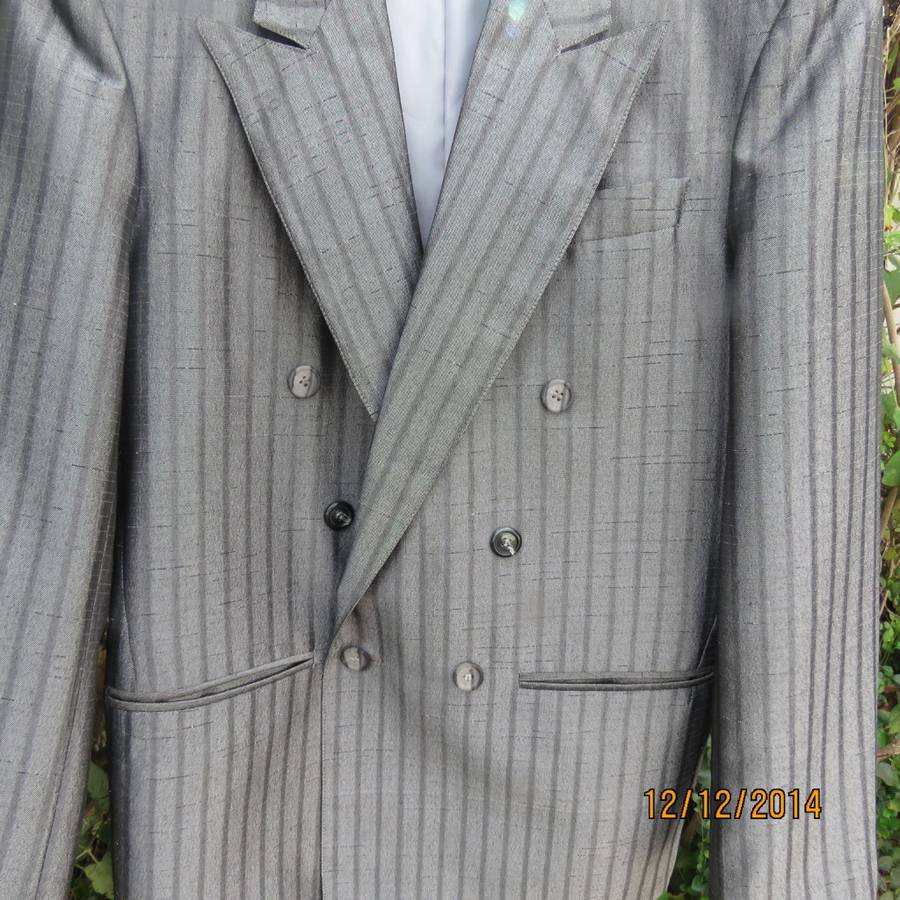 Men's stunning silvergrey with darker grey stripe polyester/lined jacket.By DE HAVILLAND size 34.