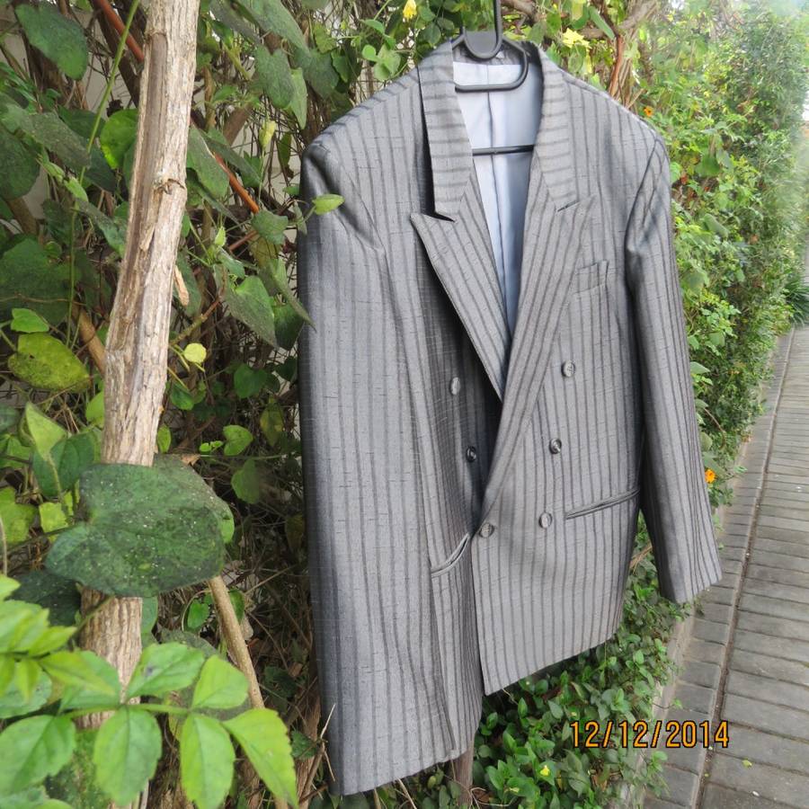 Men's stunning silvergrey with darker grey stripe polyester/lined jacket.By DE HAVILLAND size 34.