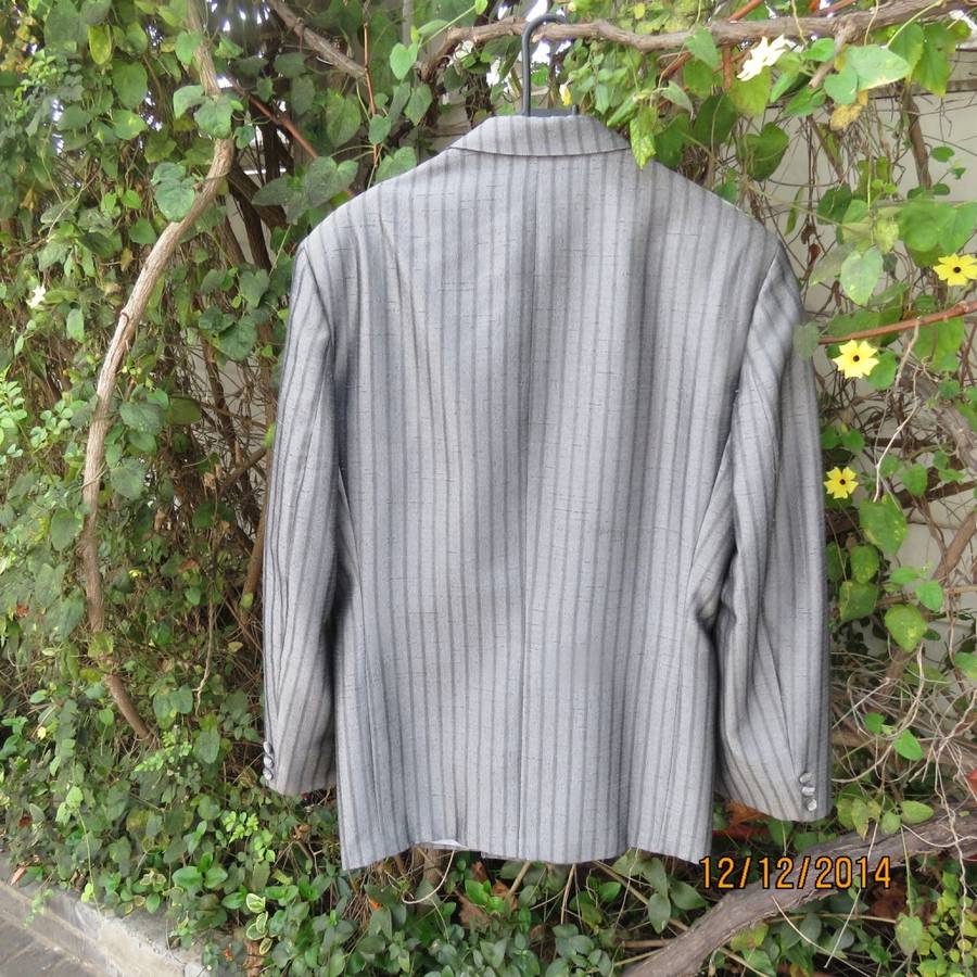 Men's stunning silvergrey with darker grey stripe polyester/lined jacket.By DE HAVILLAND size 34.