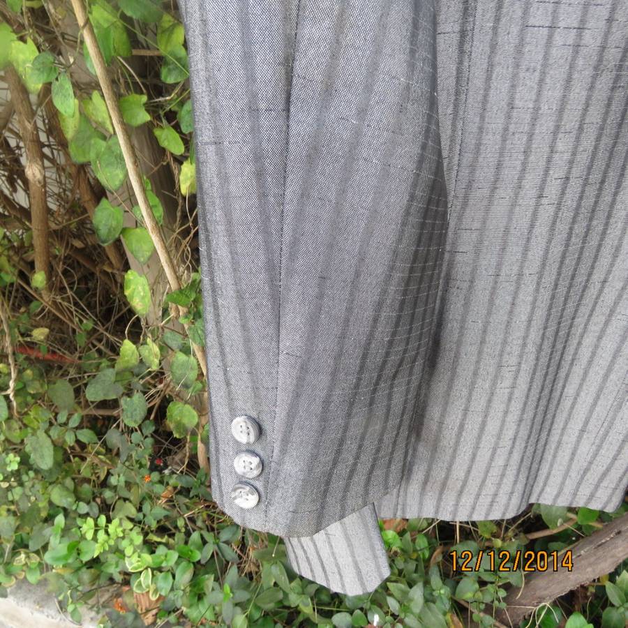 Men's stunning silvergrey with darker grey stripe polyester/lined jacket.By DE HAVILLAND size 34.