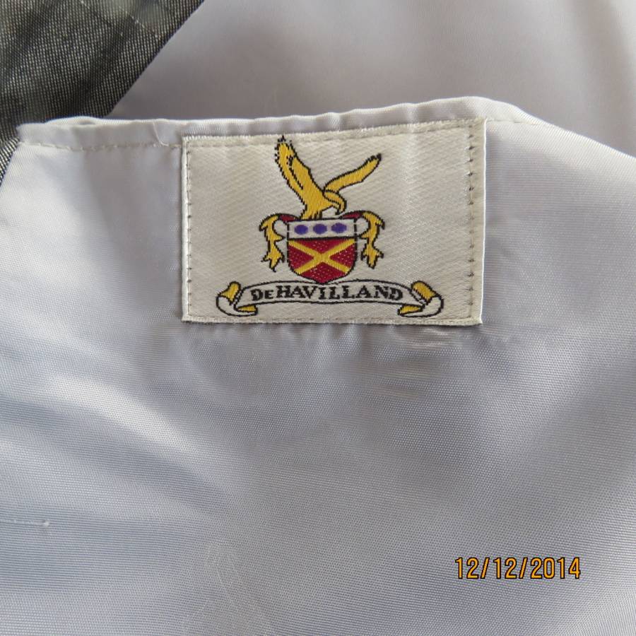 Men's stunning silvergrey with darker grey stripe polyester/lined jacket.By DE HAVILLAND size 34.